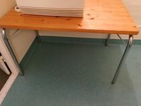 Praktiskt matbord med träskiva