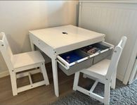 Barnbord + 2 stolar