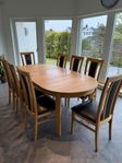 Matsalsbord i ek med 8 stolar 