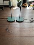 Lampa med litet vägghängt bord