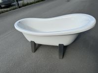 HAFA GJUTMARMOR BADKAR MED KROMADE TASSAR. 