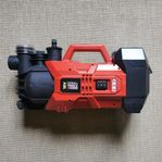 Batteridriven vattenpump.