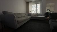 Ljusgrå soffa med divan