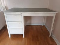 Gediget skrivbord i äldre stil