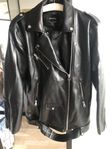 Stradivarius konstskinn jacka L