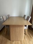 matbord i trä med 4 stolar