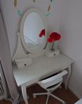 Sminkbord med spegel & glasyta – elegant och praktiskt