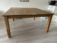 fint robust ekbord med ilägsskiva