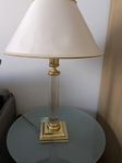 Bordslampa  i mässing och glas från Le Dauphin .