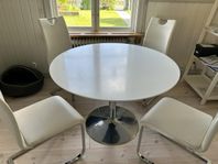 Köksbord med 4 stolar