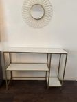 Guldhylla med vita plan sideboard avlastningsbord