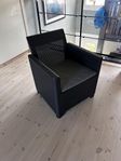 Loungefåtölj i konstrotting 
