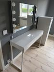 Sminkbord spegel belysning BESTÅ BURS, HÖGGLANSVITT, IKEA.