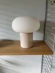 DEJSA Bordslampa, beige/opalvit glas, 28 cm