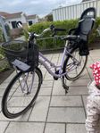 Sjösala. Damcykel, 28 tum. Med barnsits