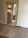 Stor spegel med guldram 74*165 cm 
