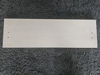Lådfronter 60x20 i nordisk björk, hål för skruv/plugg.