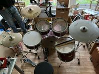 Komplett trumset: Mapex V-serie, DW-pedal, Zildjian cymbaler