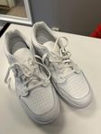 Vita New Balance sneakers i skinn