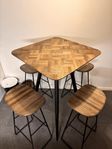 Stilrent Barbord med 4 Matchande Barstolar