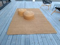 Stor Jutematta och två sittpuffar 