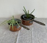 2 gamla antika kopparpannor, med handtag av järn.