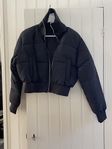 Ny jacka (midjejacka)svart. Storlek M 150kr  