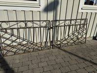 Två Handsmidda Järngrindar