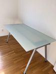 Justerbart skrivbord arbetsbord, glasskiva, Galant IKEA