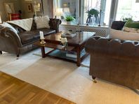 2 Chesterfield soffor och ett Jakarandabord