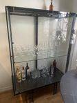 Stilrent monter/vitrinskåp i glas och metall 
