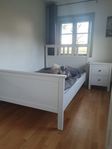 sängram och sängbord 