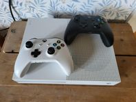 xbox one s, två kontroller