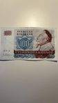 100 kr sedel, två stycken 10 kr sedel