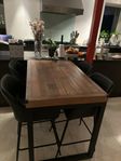 Barbord med 4 stolar i nyskick. Mio woodenforge