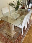 Massivt glas- och marmorbord med 4 stolar