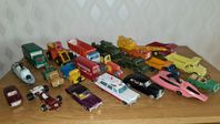 En samling äldre leksaksbilar Dinky toys 