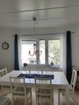 Stort matbord med 6st stolar