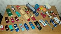 En samling äldre leksaksbilar Corgi toys