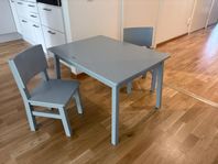 Barnmöbler (bord + 2 stolar)