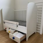 Fin Spjälsäng IKEA Gonatt med madrass och stödbräda