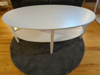 Vitt ovalt soffbord med hyllplan