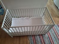 spjälsäng med avtagbar sida 