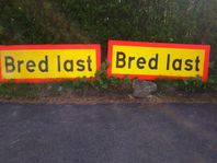skylt. /Bred last/