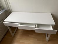 skrivbord med tre lådor 