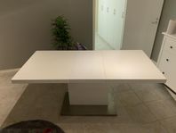 Vitt köksbord med inbyggd klaff 