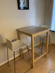 Barbord med två stolar
