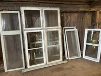 Gamla fönster med handblåst glas