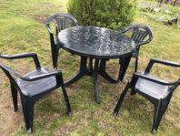 4st blåa plaststolar och en plastbord 