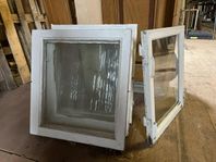 Gamla fönster med handblåst glas